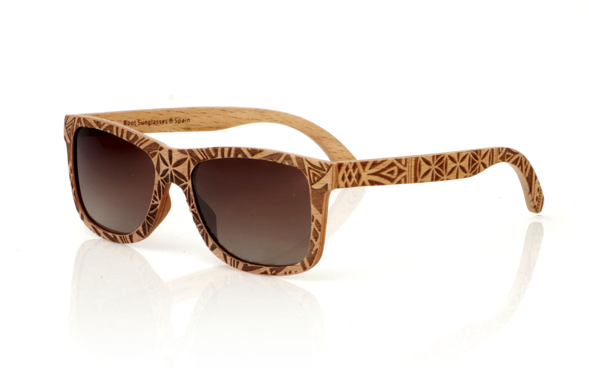 Wood eyewear of Beech MAURITANIA. The MAURITANIA wooden sunglasses have a shape inspired by the classics, made of beech wood. These glasses are distinguished by their exclusive finish engraved with an ethnic pattern, reflecting the arid tones of desert landscapes in every detail. Beech wood, in addition to its durability, provides a texture and color that makes each pair a unique piece. Designed for those looking for an accessory that stands out, the MAURITANIA are perfect for adding a touch of originality to your style. Measurement: 145x45. Caliber: 54. With them, you will take a piece of nature and adventure wherever you go. for Wholesale & Retail | Root Sunglasses® 